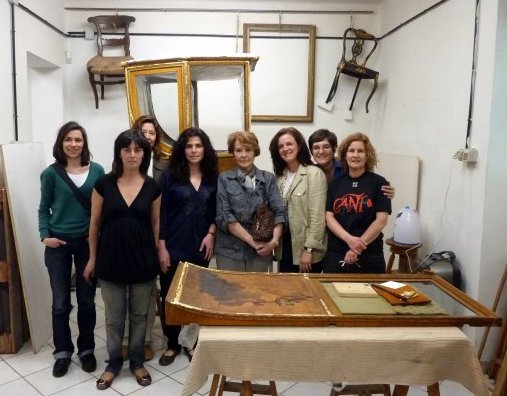 Alumnos en el taller de restauración Arcaz