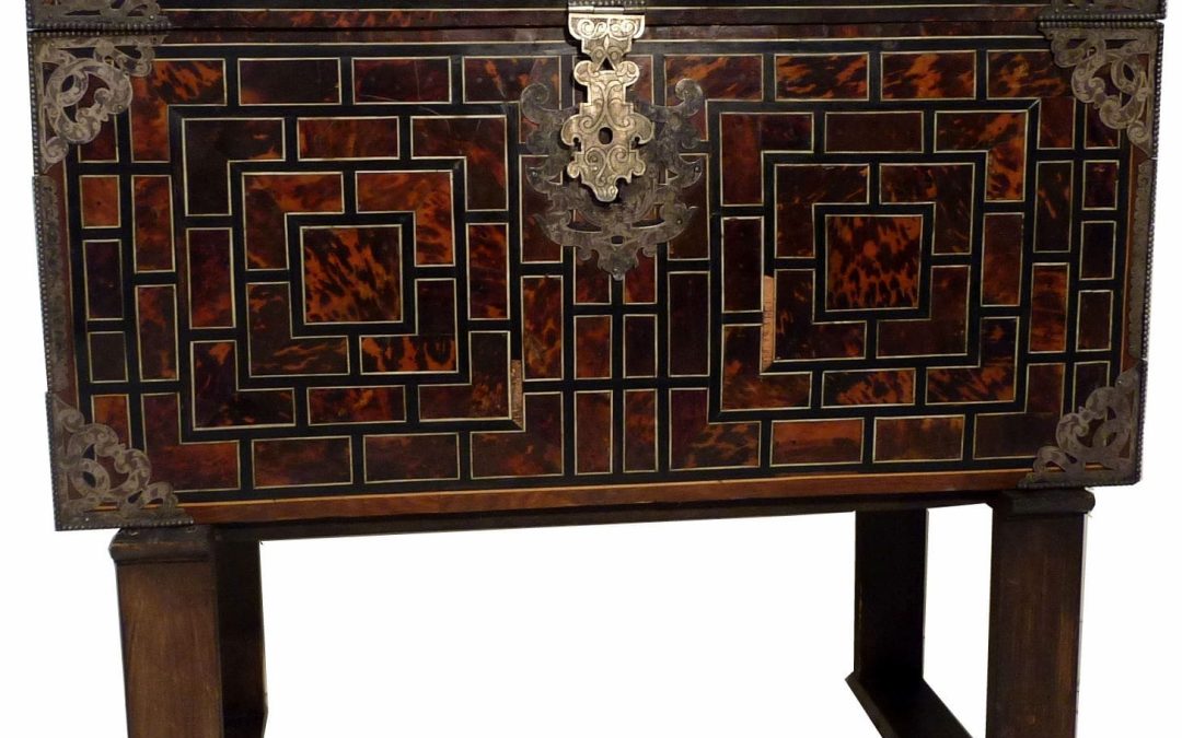 La restauración de un arcón mexicano del siglo XVII de madera de cedro revestida de carey, marfil, madera ebonizada y herrajes de plata